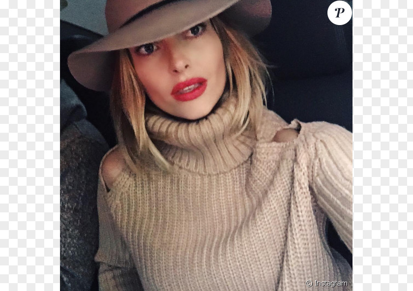 People Selfie Caroline Receveur Wool Shoulder Sweater Uber PNG
